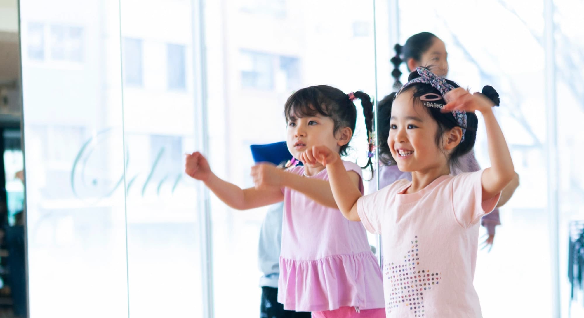 ダンスする子どもたち